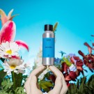 Vekk dine sanser til morgengryets magi med 'Aurora' duftvoks – en drømmende bukett av mystiske blomster under soloppgangens myke glød. thumbnail