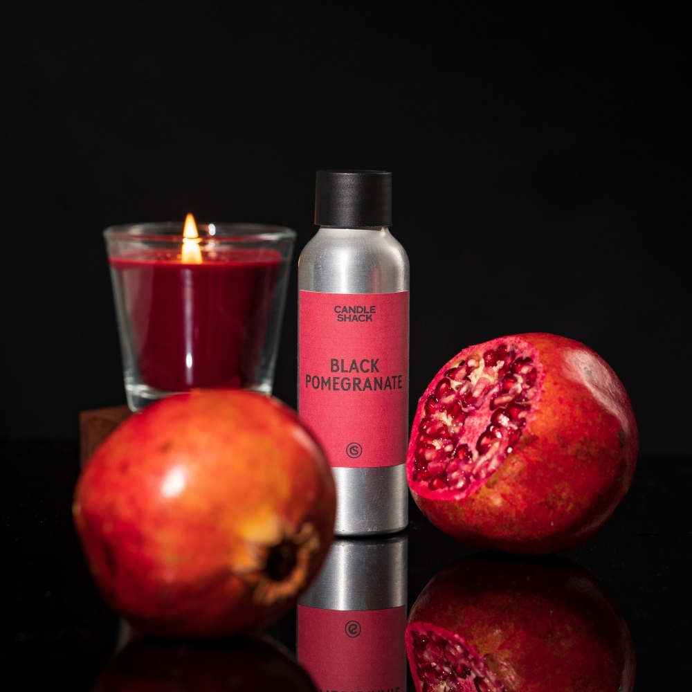 Fordyp deg i 'Black Pomegranate' duftoljens luksuriøse verden – en rik blanding av frukt, blomster, og krydder på en varm base av musk og lær.