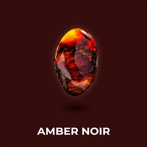 Glødende, mørk oransje og rødbrun ravstein med sprekker, svevende mot en mørkebrun bakgrunn.