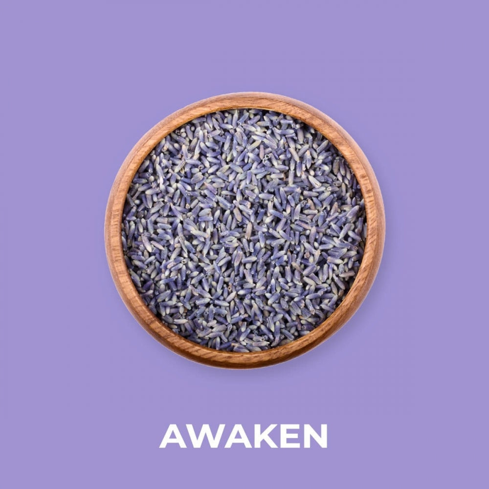 Tørket lavendel i en rund trebol på en lilla bakgrunn, med teksten "AWAKEN" under