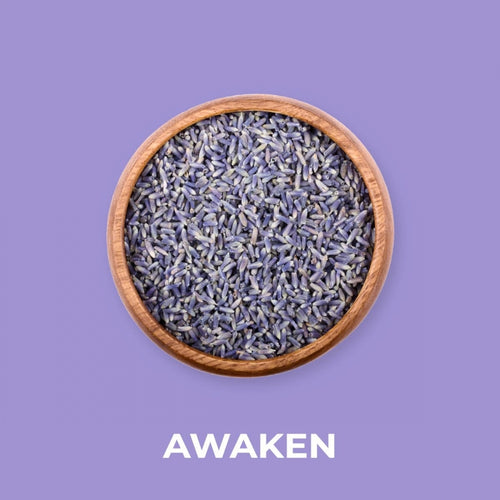 Tørket lavendel i en rund trebol på en lilla bakgrunn, med teksten "AWAKEN" under