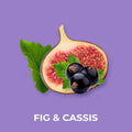 Halv fiken, tre solbær og grønne blader på lilla bakgrunn med teksten "FIG & CASSIS