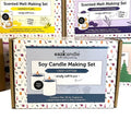 Eazicandle Soy Candle Making Set Crisp Cotton, brun eske med hvite soyalys, veker, duftolje og flytende blå farge.