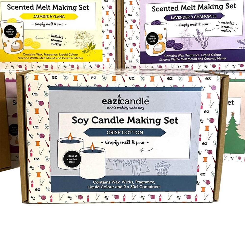Eazicandle Soy Candle Making Set Crisp Cotton, brun eske med hvite soyalys, veker, duftolje og flytende blå farge.