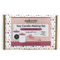 Eazicandle Soy Candle Making Set med rabarbra & ingefær. Brun pappeske med rosa etikett, viser to hvite lys og ingredienser.