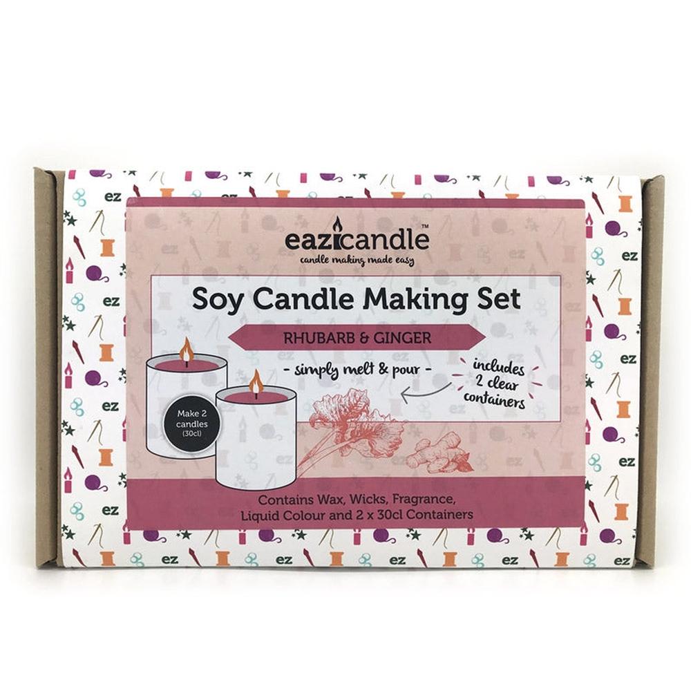 Eazicandle Soy Candle Making Set med rabarbra & ingefær. Brun pappeske med rosa etikett, viser to hvite lys og ingredienser.