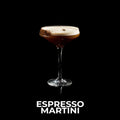 Espresso Martini cocktail i et glass med skum, kaffebønne og sjokoladepulver på kanten, mot svart bakgrunn